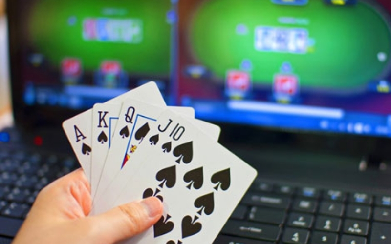 Sự khác biệt giữa chơi bài truyền thống và chơi online