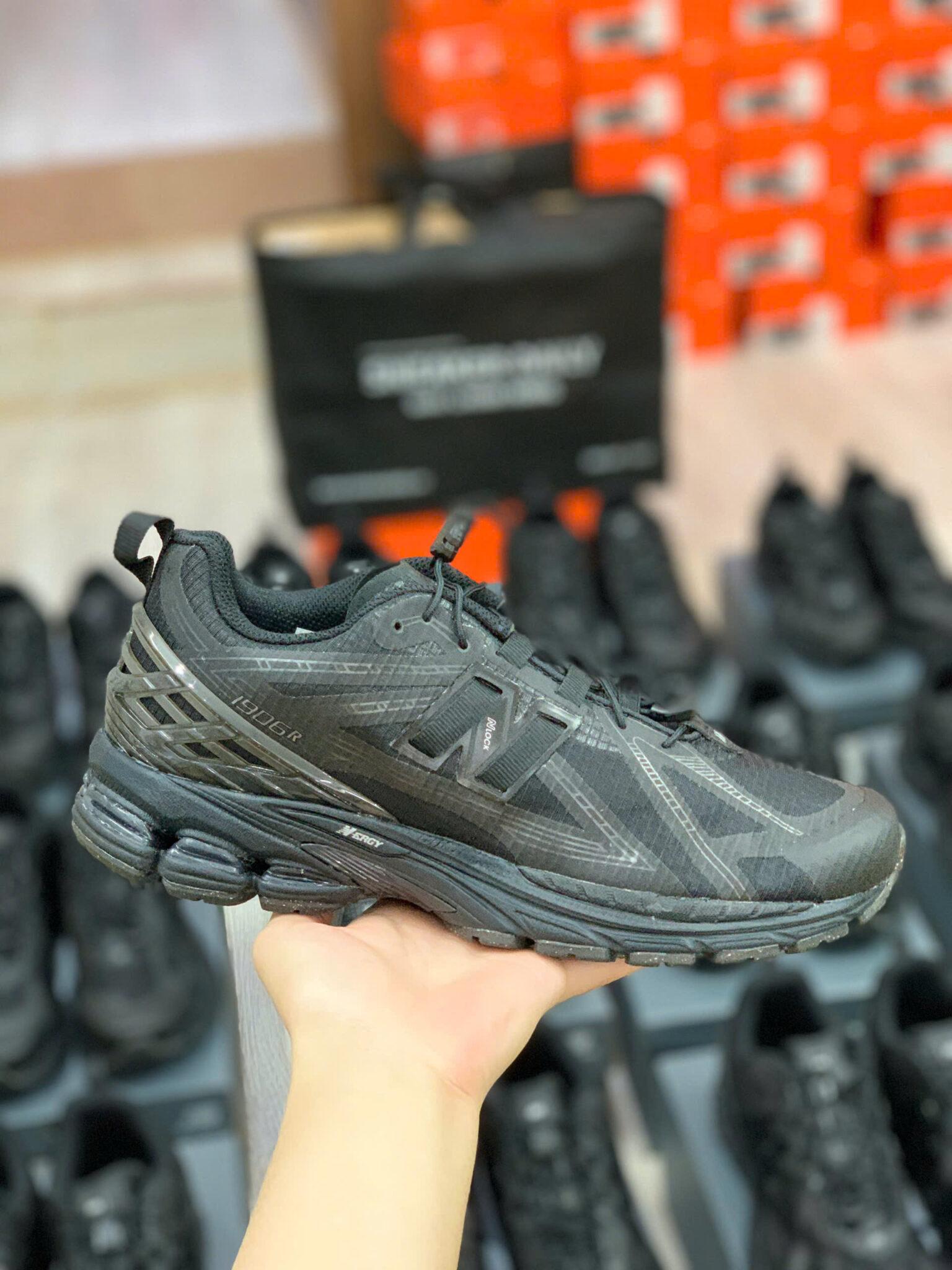 Chi tiết da lộn xử lý rách xước và lớp lưới đen trên New Balance 1906R Black Out Pack