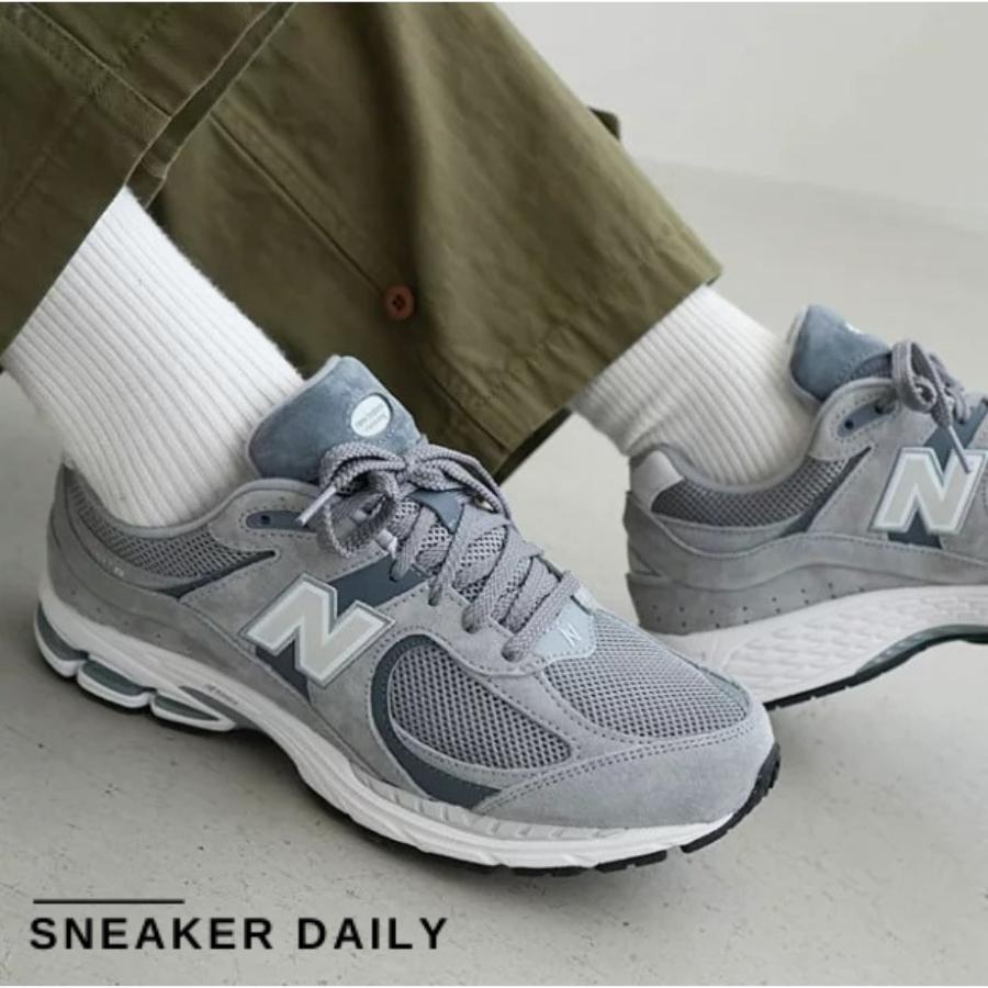 Chi tiết upper lưới xám và da xám thép trên New Balance 2002R Steel Orca