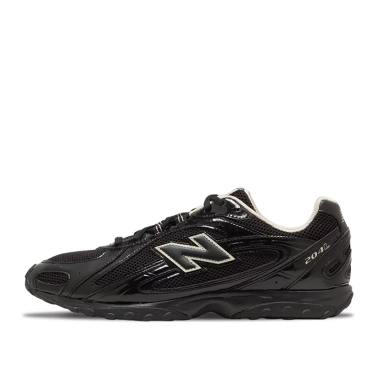 Giày New Balance 204L Black Patent U204LMRA phối màu đen bóng, nhìn từ bên hông