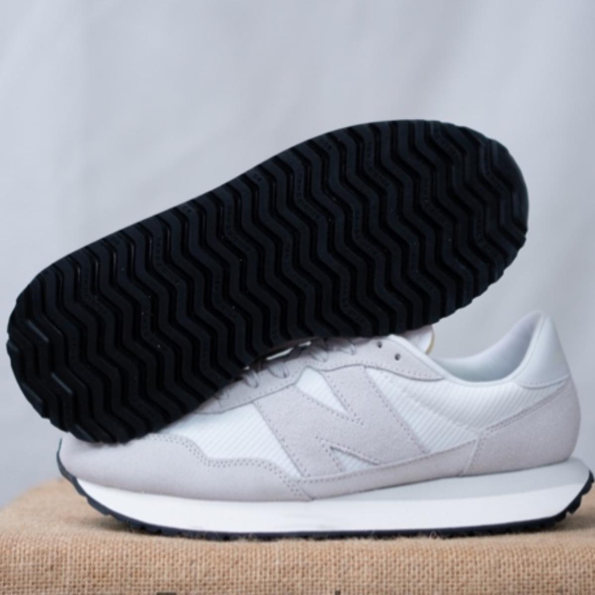 Chi tiết upper mesh và overlay da tổng hợp của NB 237 White Grey
