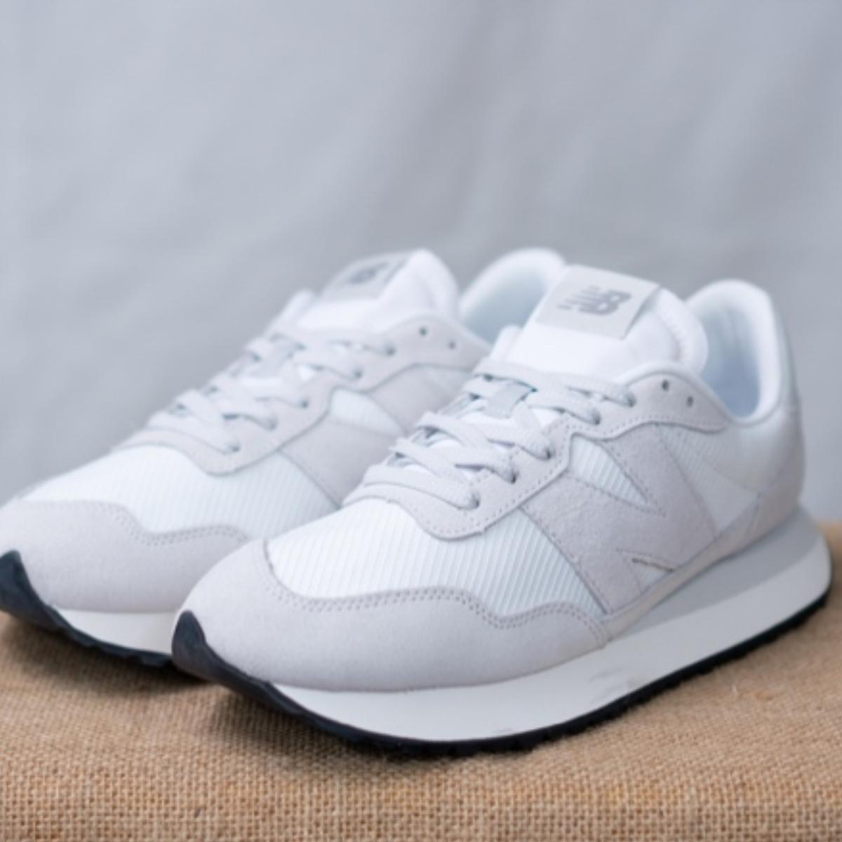 New Balance 237 White Grey MS237DB phối cùng trang phục casual