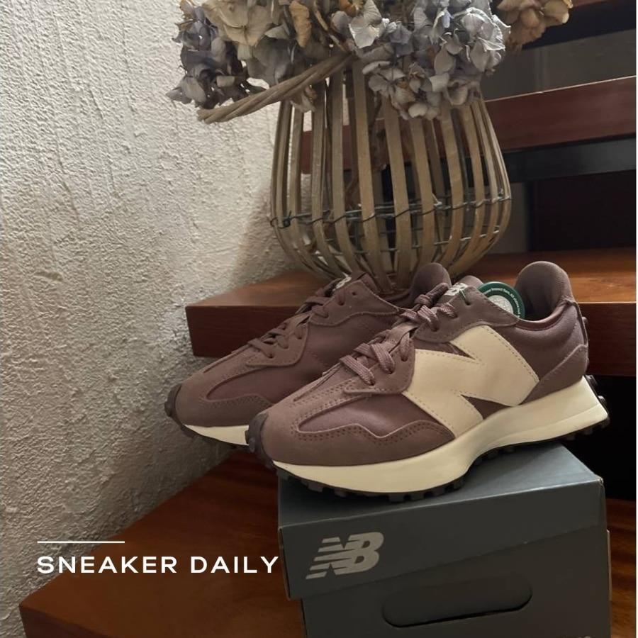 Chi tiết phối màu tím đất và cát biển trên New Balance 327 Black Fig