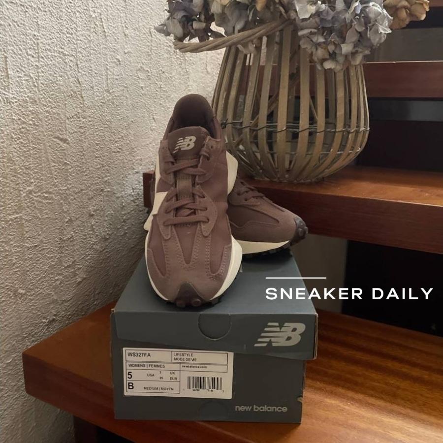 Đế giữa nổi đặc trưng của New Balance 327 Black Fig WS327FA