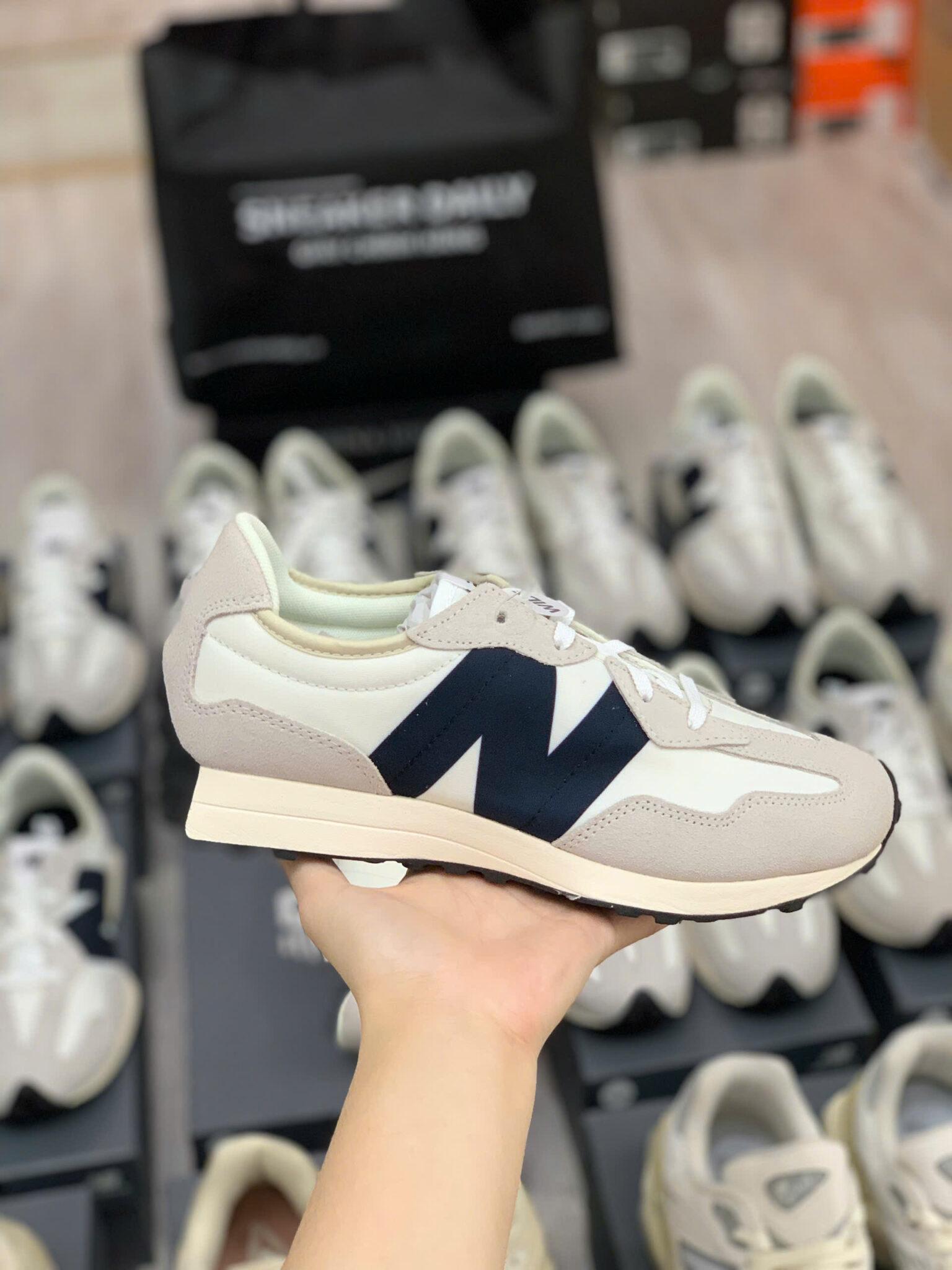 Chi tiết upper lưới và lớp phủ tổng hợp trên New Balance 327 GS327FE