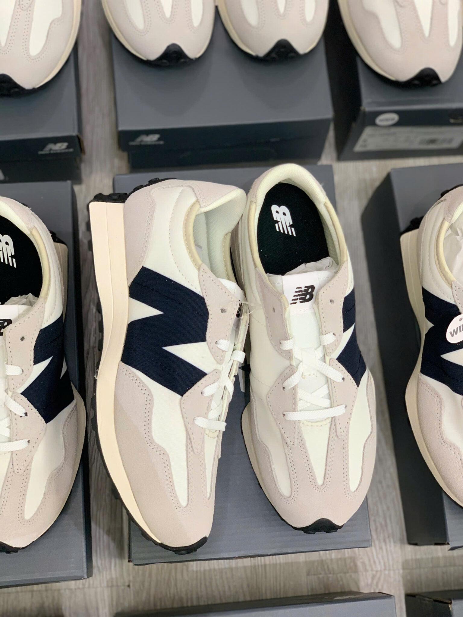 Đế giày New Balance 327 GS327FE nhìn từ phía dưới