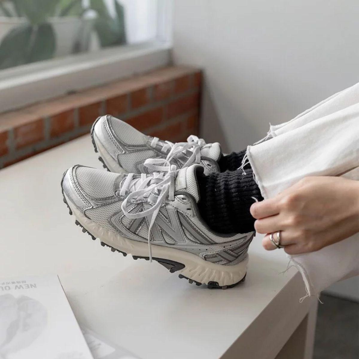 Chi tiết phối màu bạc trên thân giày New Balance 410 MT410KM5