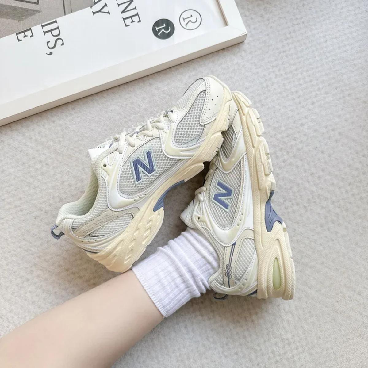 Chi tiết phối màu angora và xanh khói trên New Balance 530 U530NEA