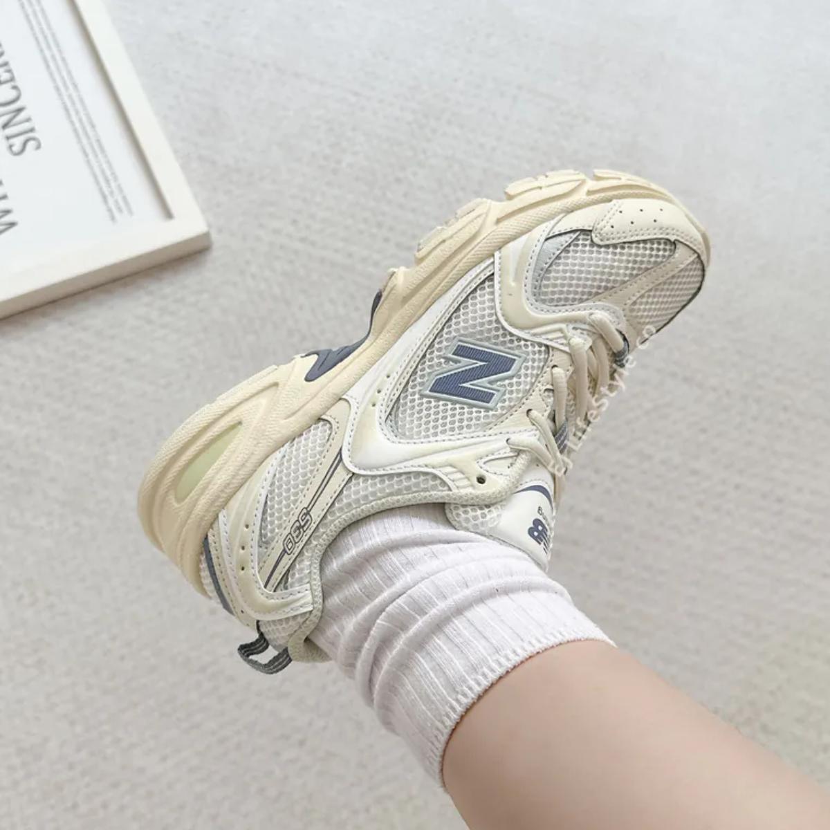 Upper mesh thoáng khí và chi tiết da tổng hợp trên U530NEA