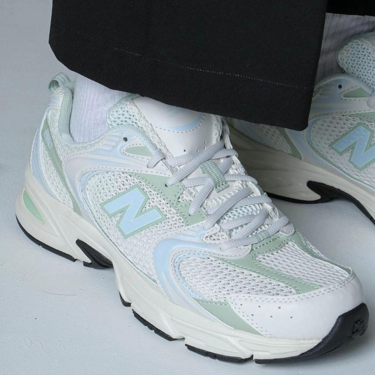Chi tiết upper da và mesh của New Balance 530 Cosmic Jade Green