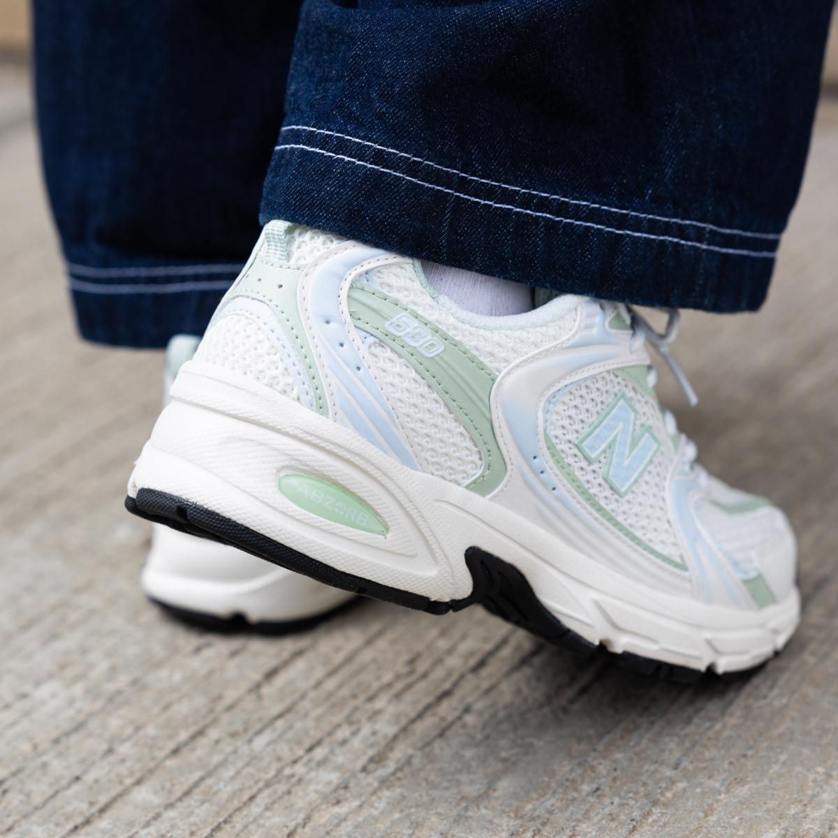 New Balance 530 Cosmic Jade Green phối với outfit casual