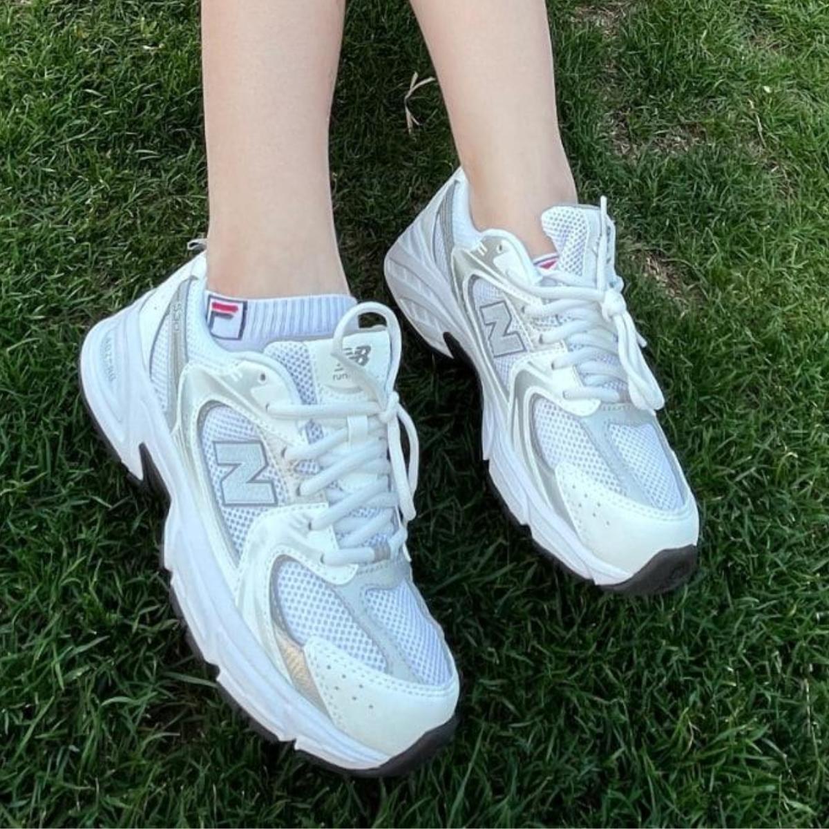 Chi tiết phối màu trắng bạc trên New Balance 530 GR530JM