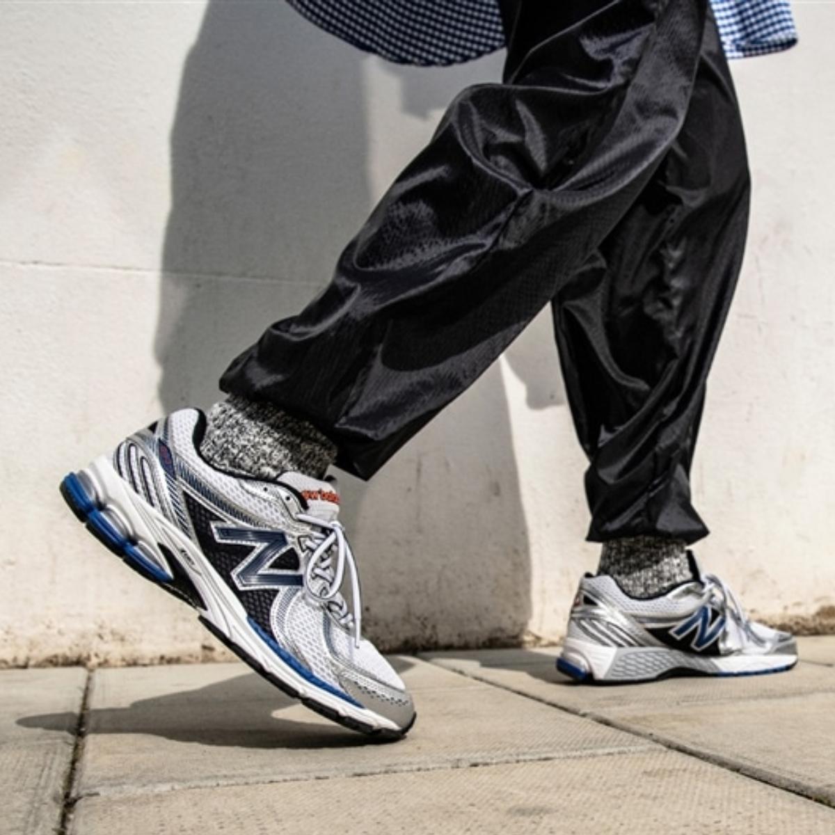 Chi tiết phối màu trắng bạc trên New Balance 860v2 OG ML860XB