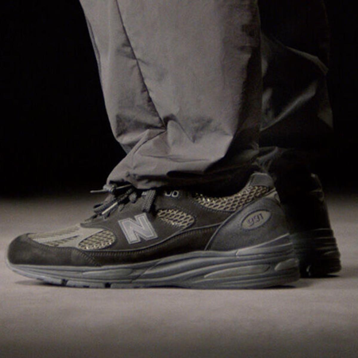 New Balance x Stone Island 991v2 Black phối với outfit streetwear